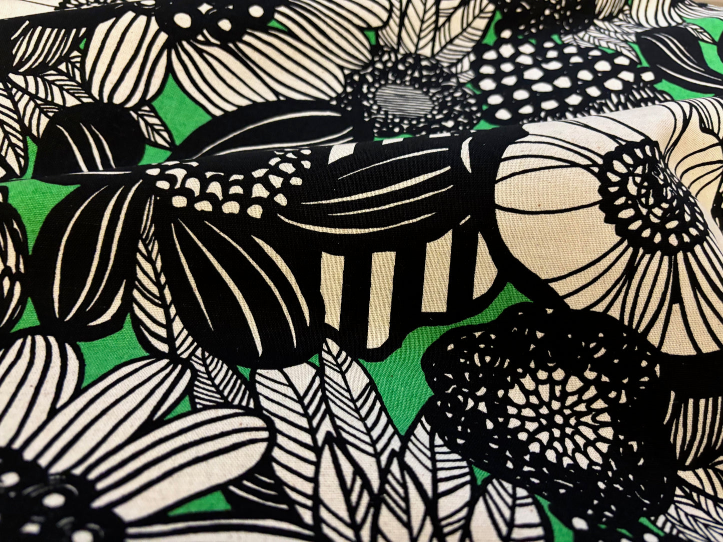 Dekostoff Mega Blumen Schwarz Grün