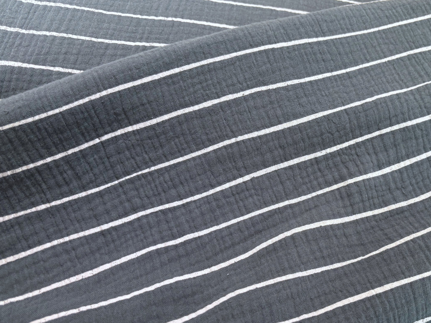 Musselin/Gauze Graublau gestreift