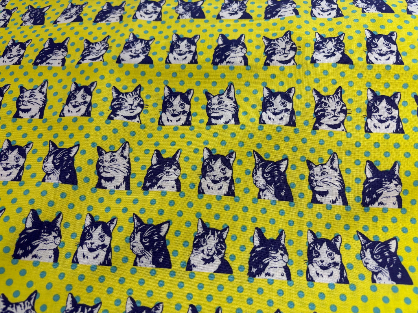 Baumwollstoff Katzen Gelb gepunktet