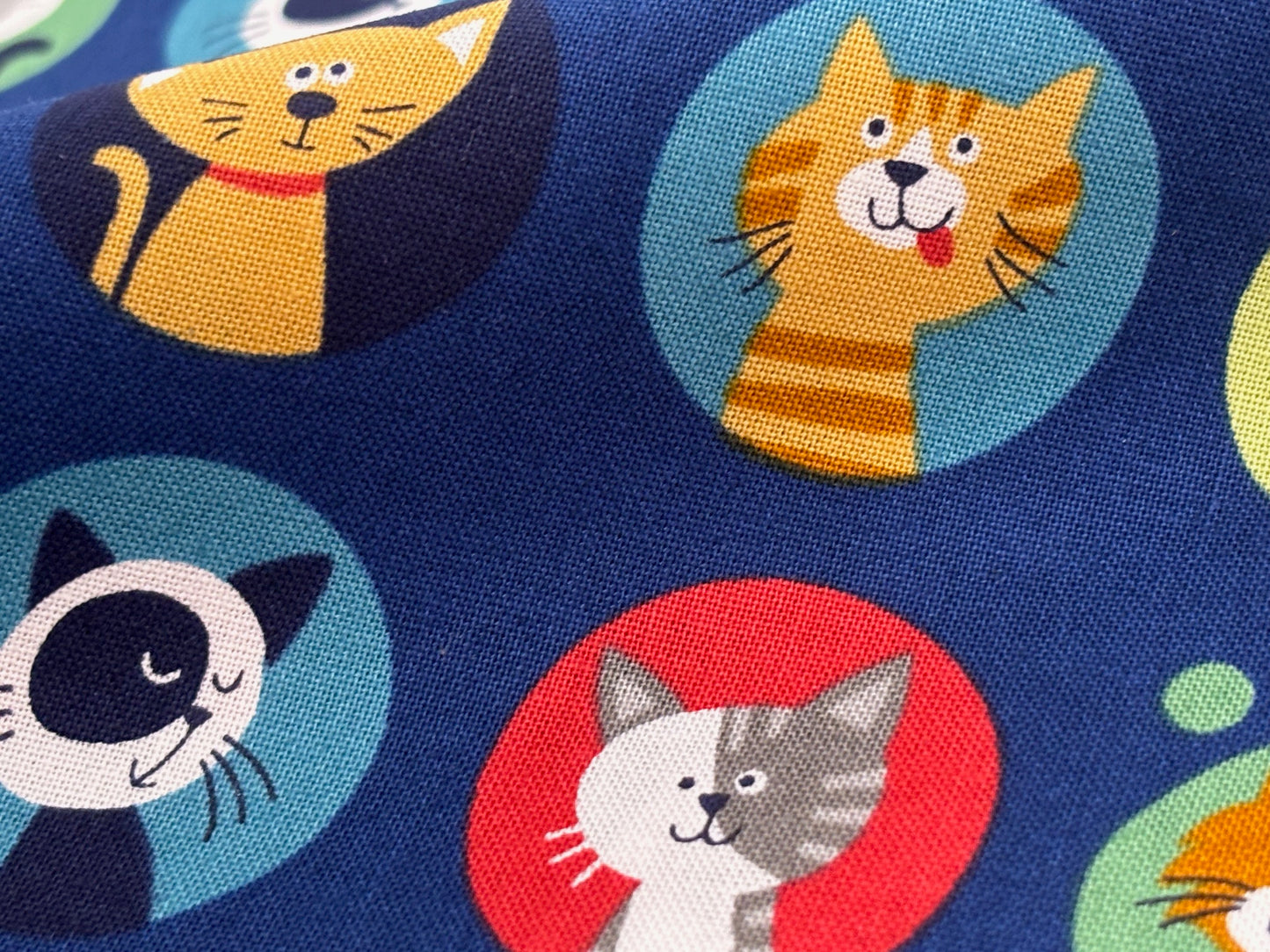 Baumwollstoff Katzen-Buttons