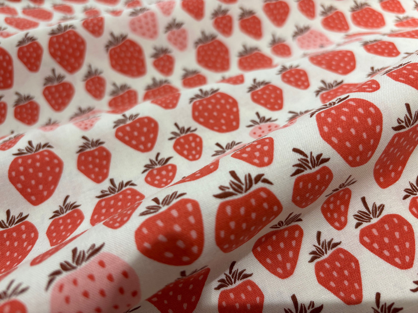 Baumwollstoff Erdbeeren Under the