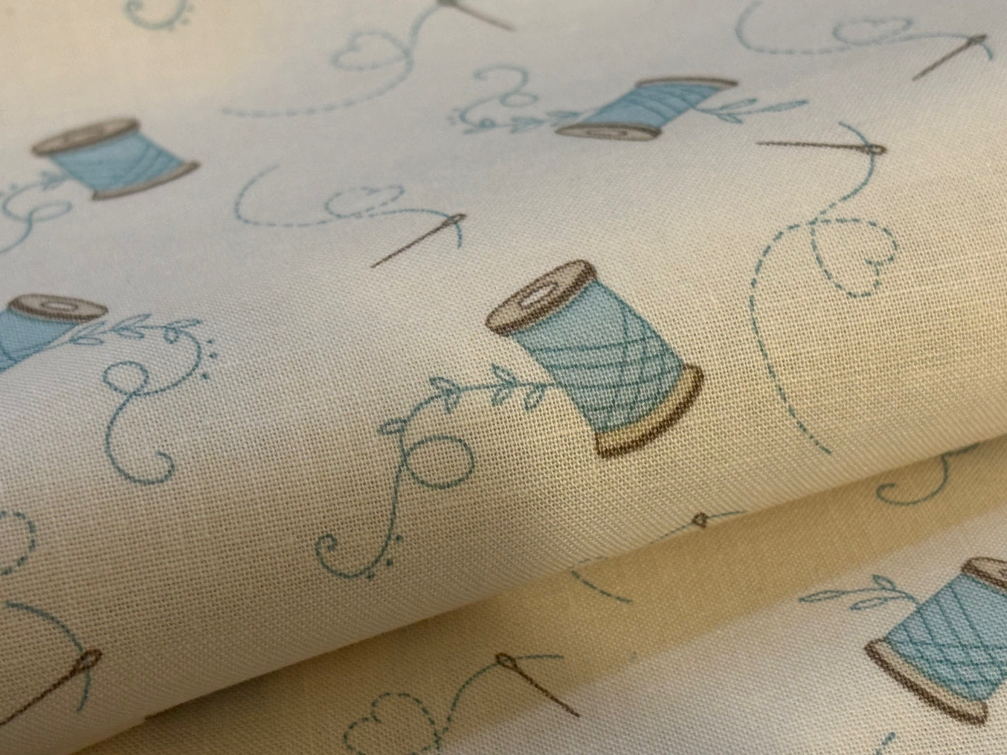 Baumwollstoff Mit Nadel und Faden