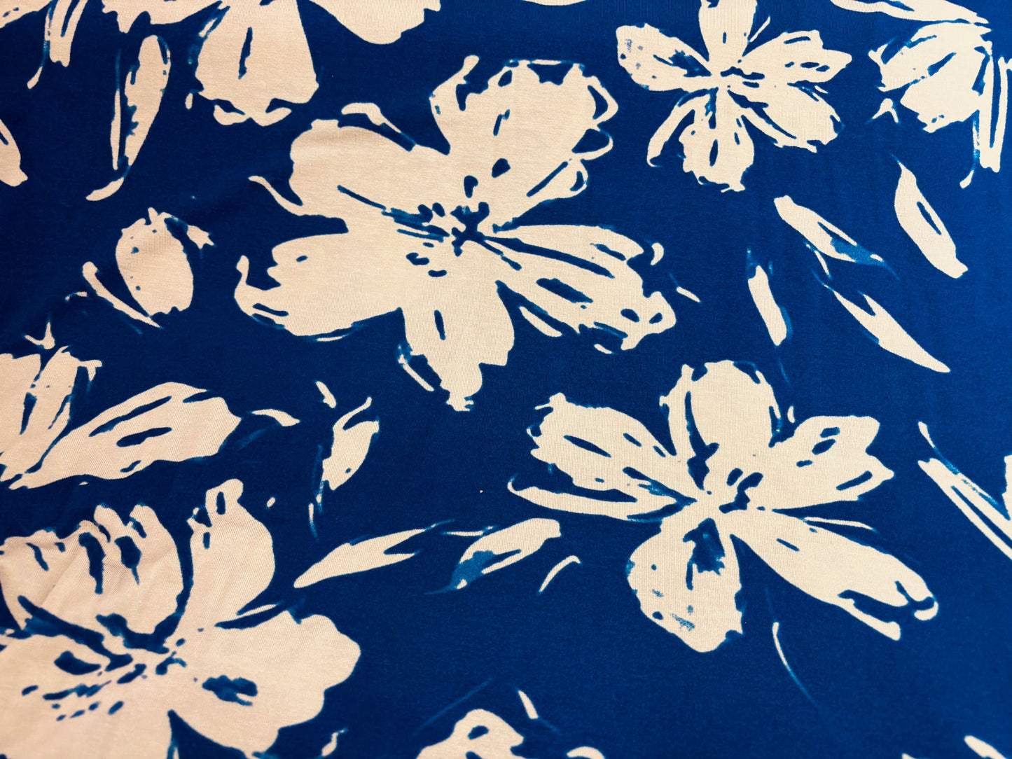 Viskosejersey Flowers Kobaltblau Hellbeige