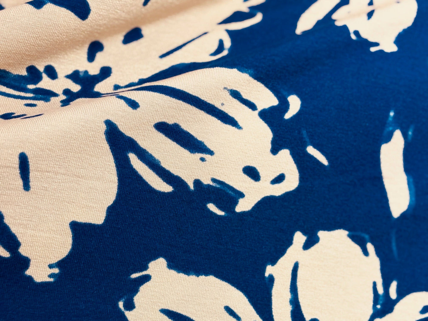 Viskosejersey Flowers Kobaltblau Hellbeige