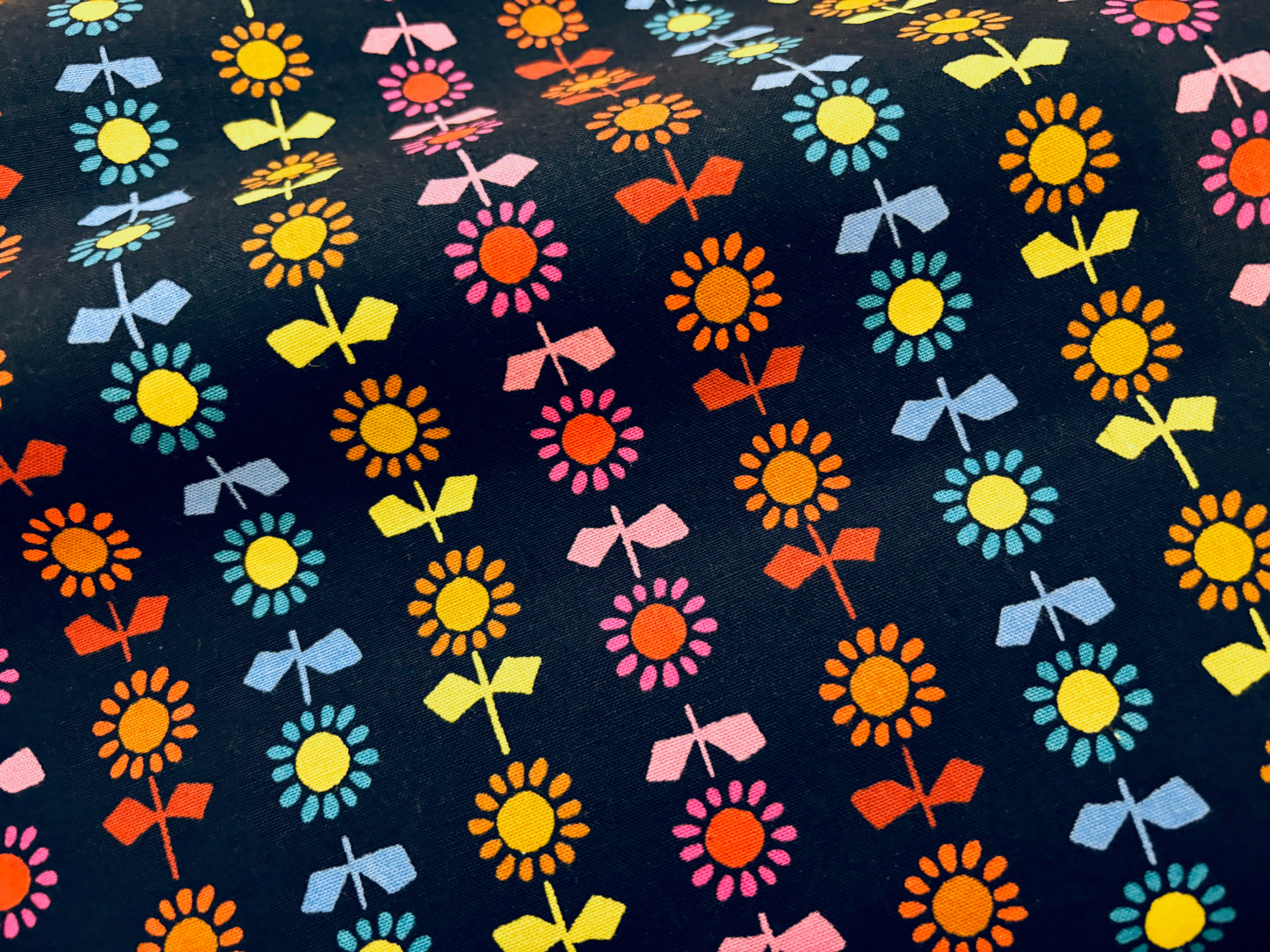 Canvas Catnap Bunte Blumen auf Schwarz Ruby Star Society