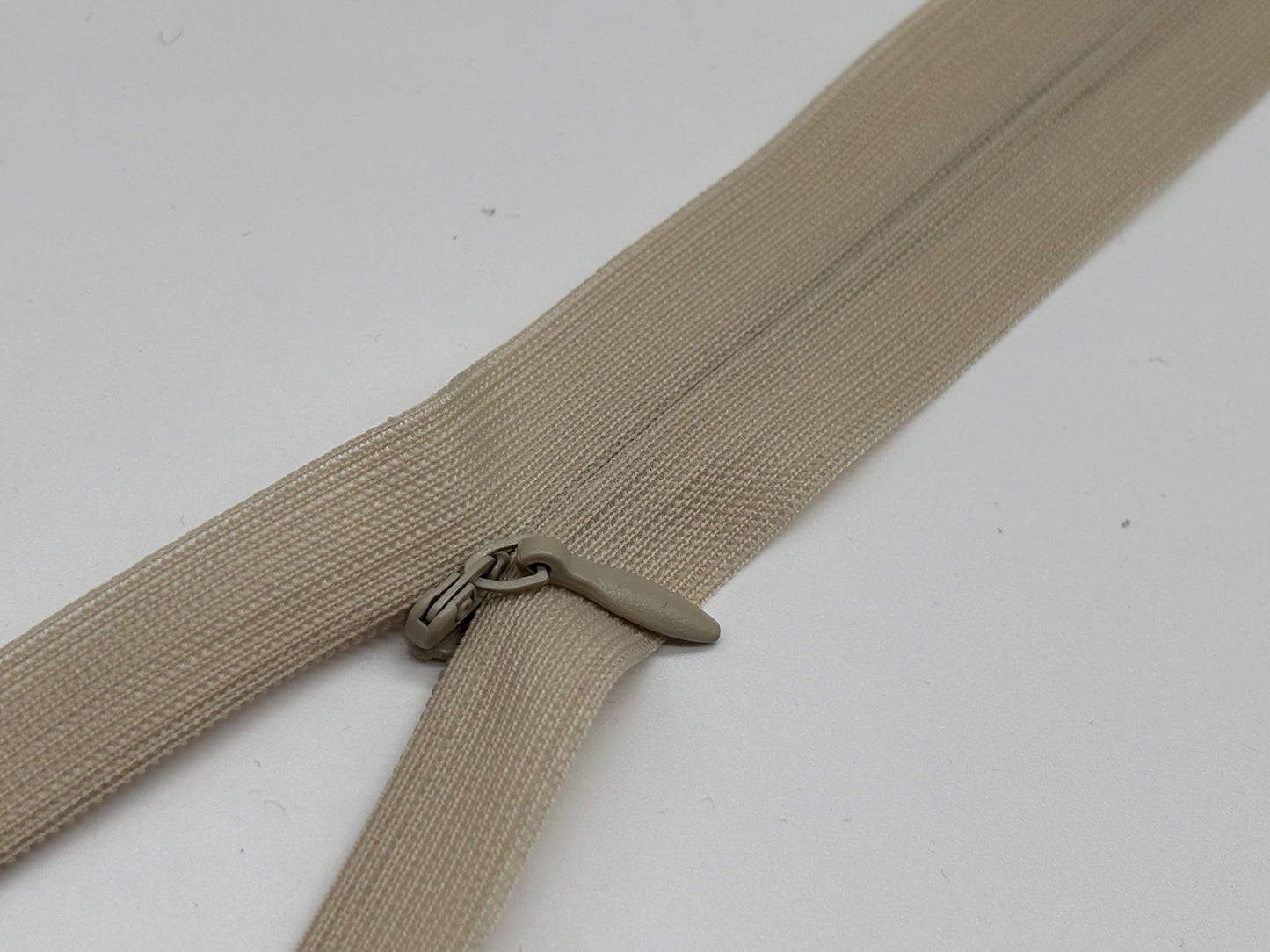Nahtverdeckter Reißverschluss Hellbeige 40 cm