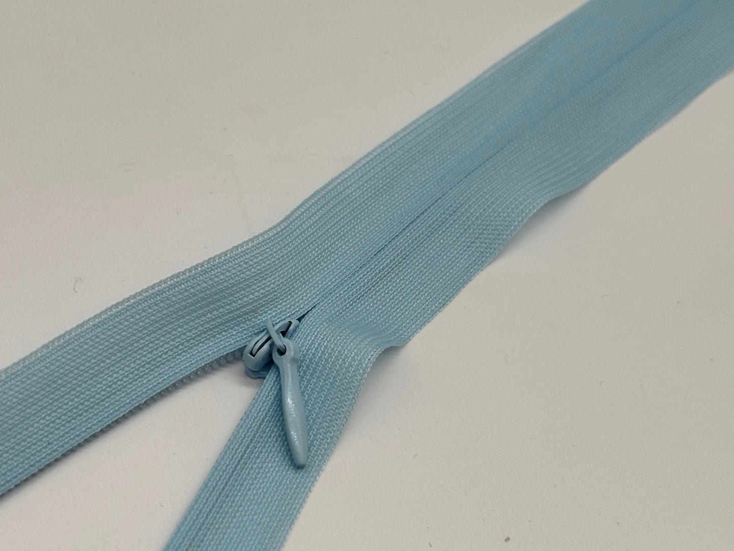 Nahtverdeckter Reißverschluss Pastelblau 40 cm
