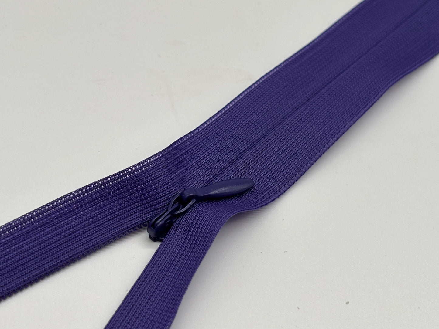 Nahtverdeckter Reißverschluss Violett 40 cm