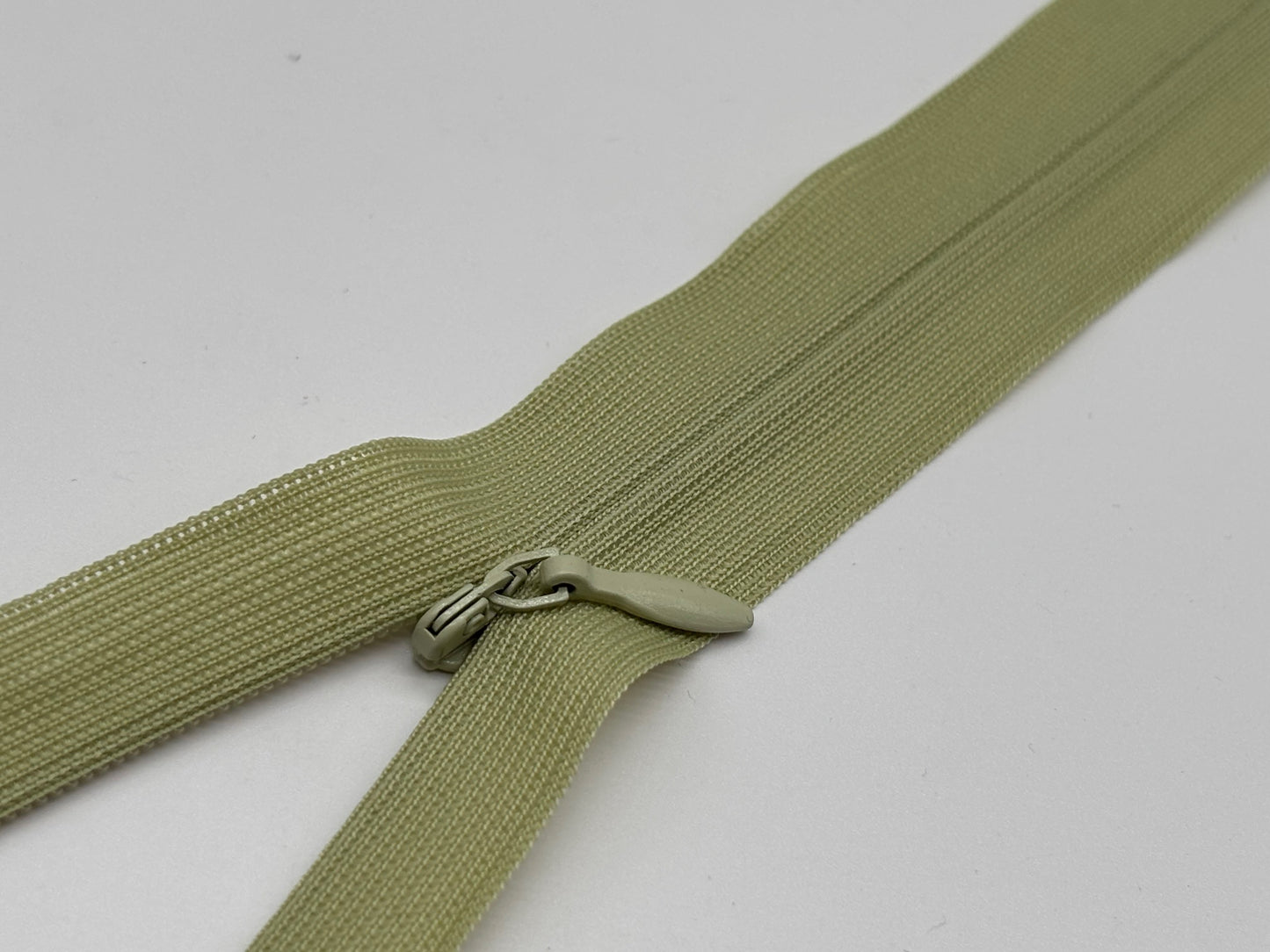 Nahtverdeckter Reißverschluss Zartes Pistaziengrün 40 cm