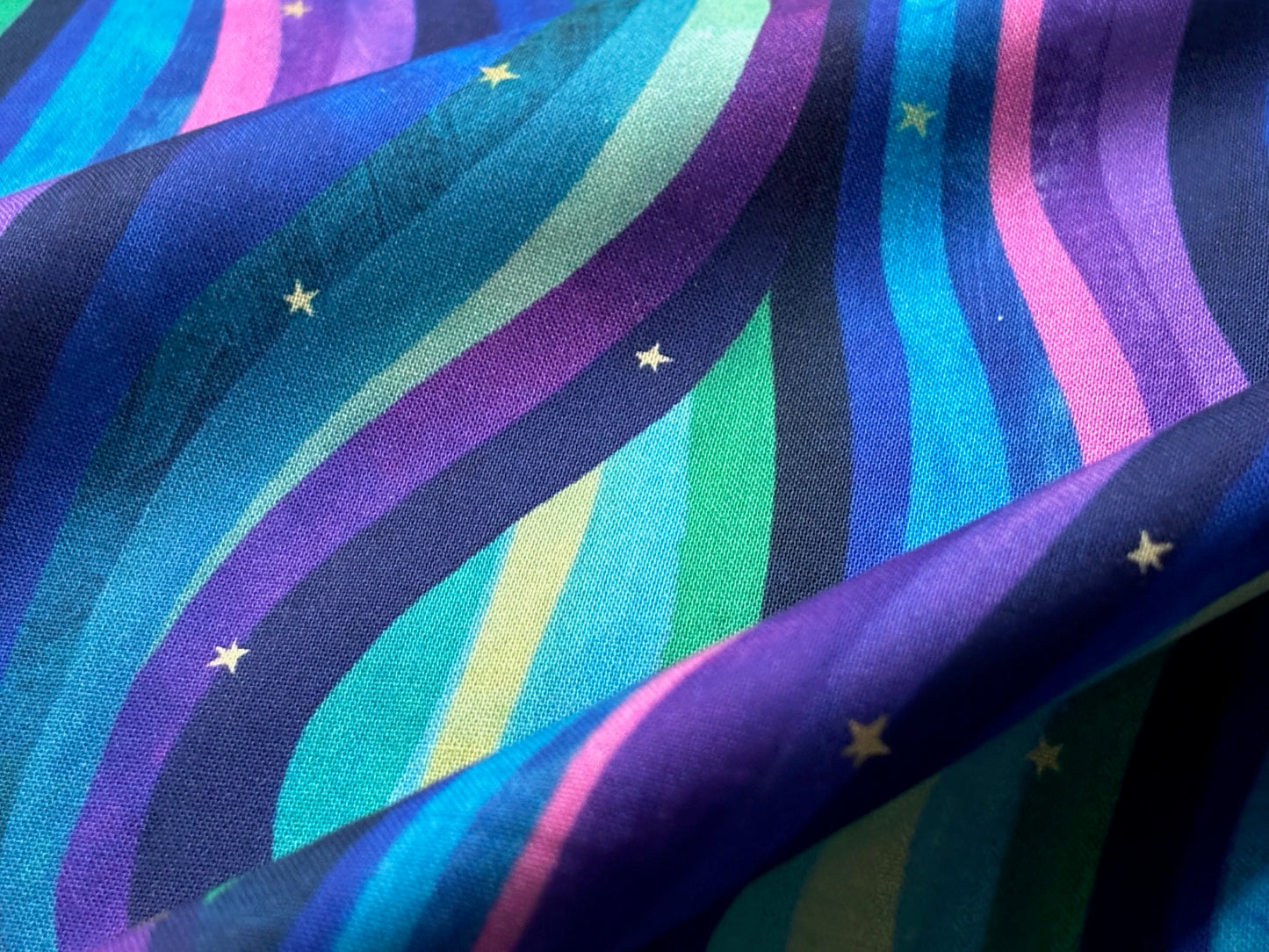 Baumwollstoff Northern Lights Wellen und Sterne