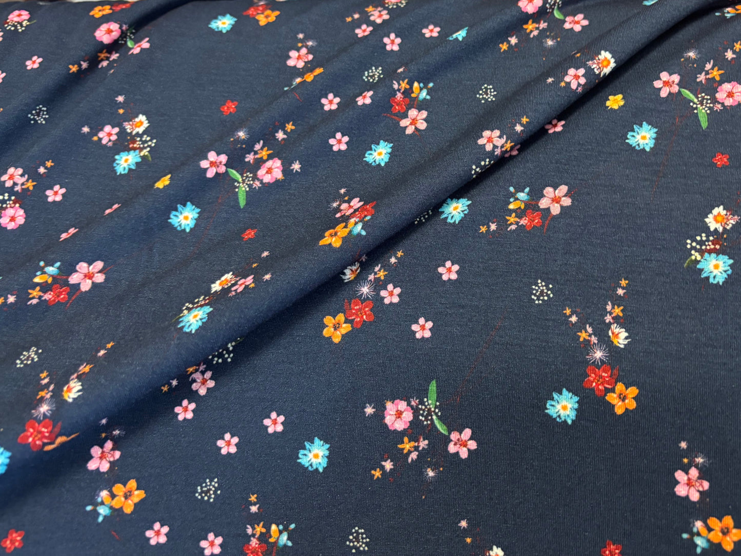 Viskose-Jersey Bunte Blümchen Dunkelblau Avalana