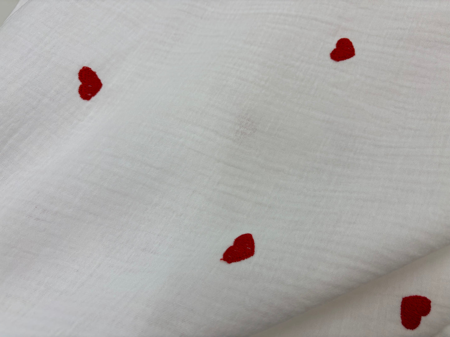Musselin/Gauze mit gestickten Herzchen