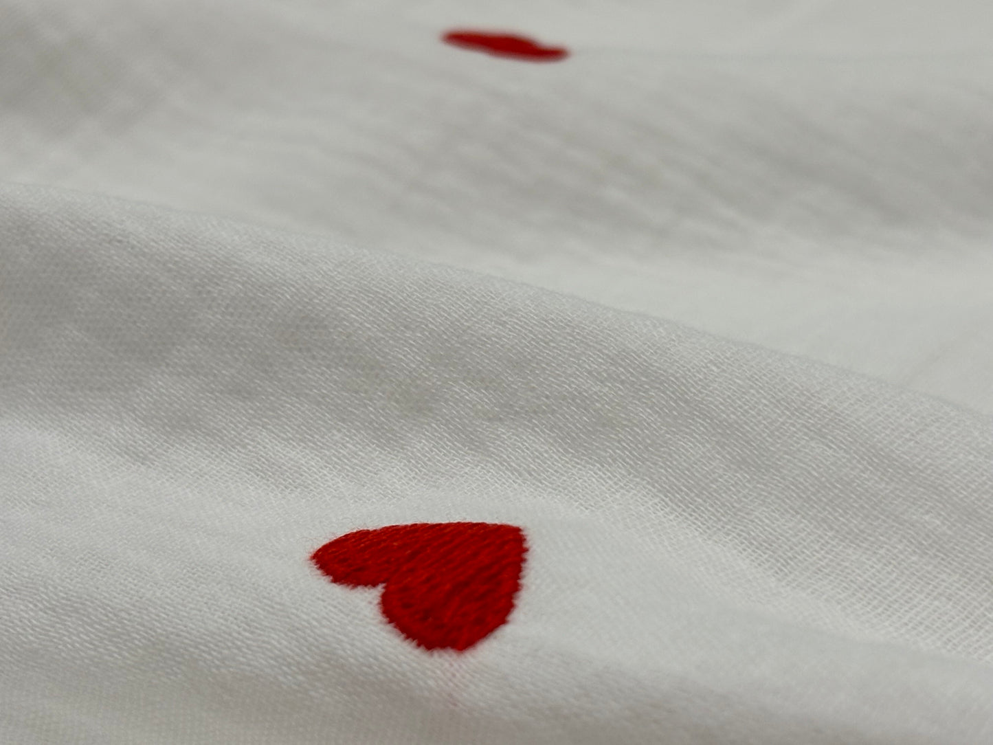 Musselin/Gauze mit gestickten Herzchen