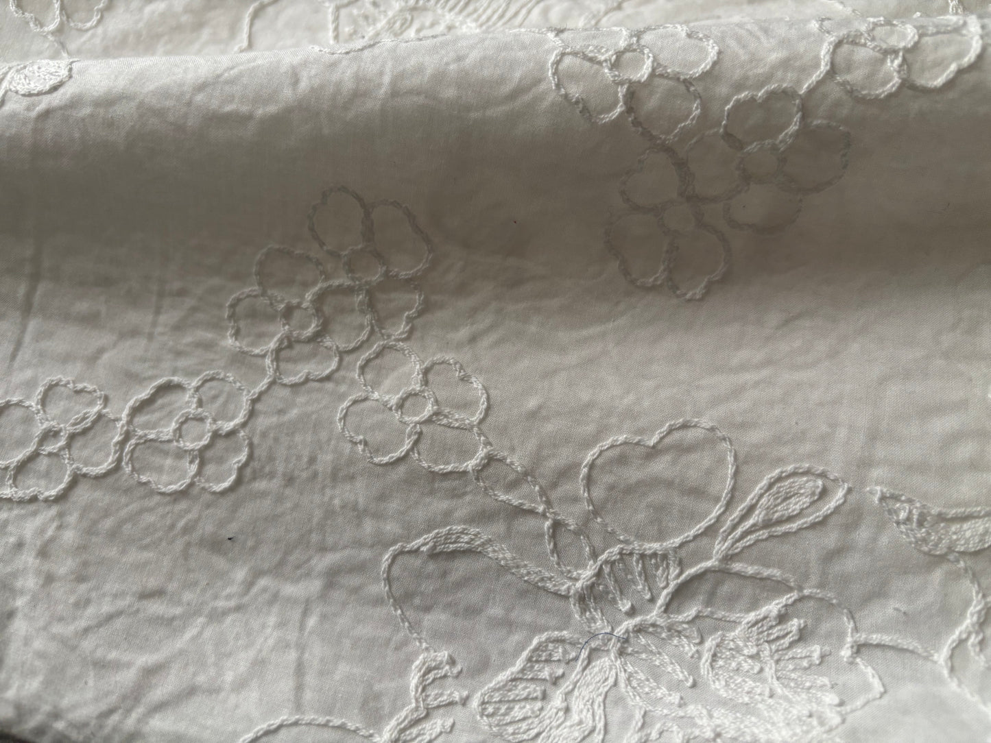Baumwoll-Voile Weiß mit Blumenstickerei