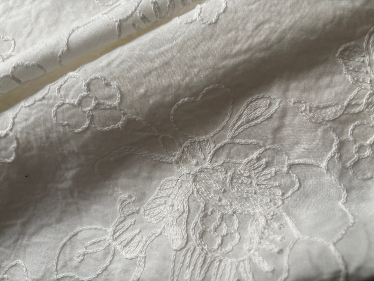 Baumwoll-Voile Weiß mit Blumenstickerei