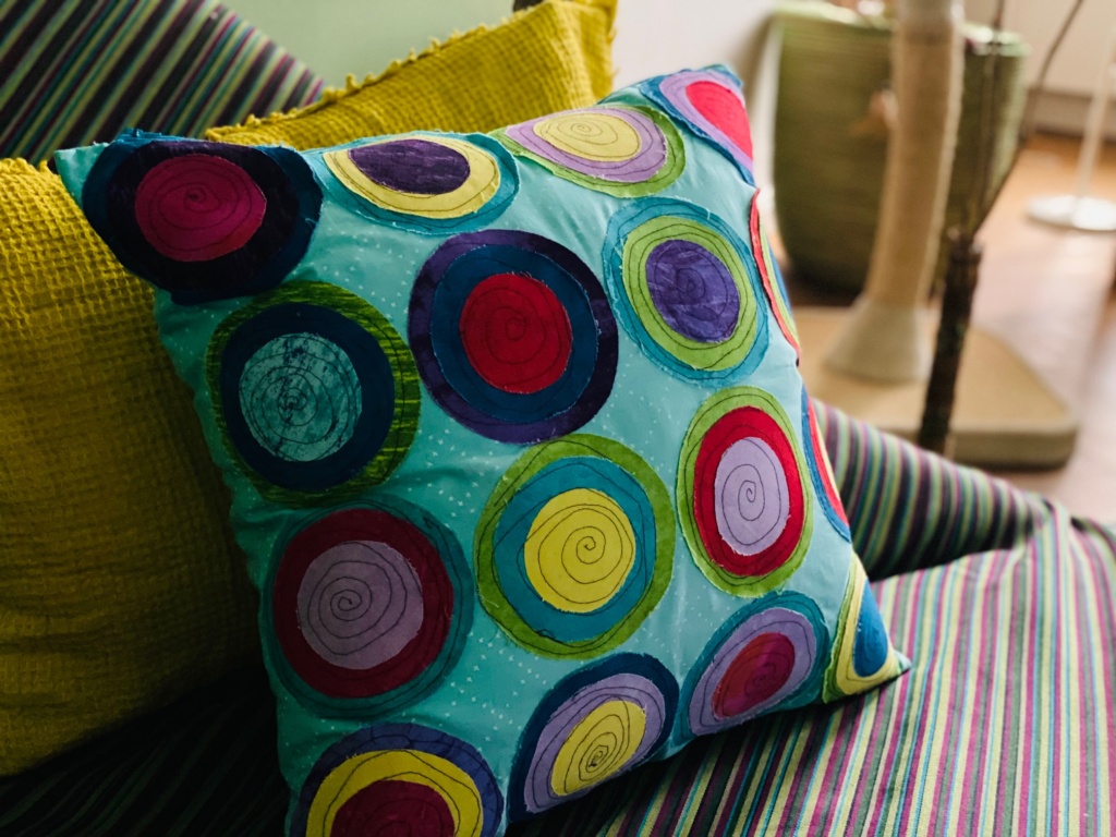 Kissen mit aufgenaehten KreisenKreisen