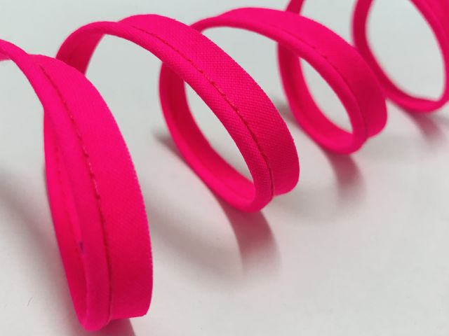 Paspelband-in-neon-pink-fuer-ein-kissen-mit-hotelverschluss