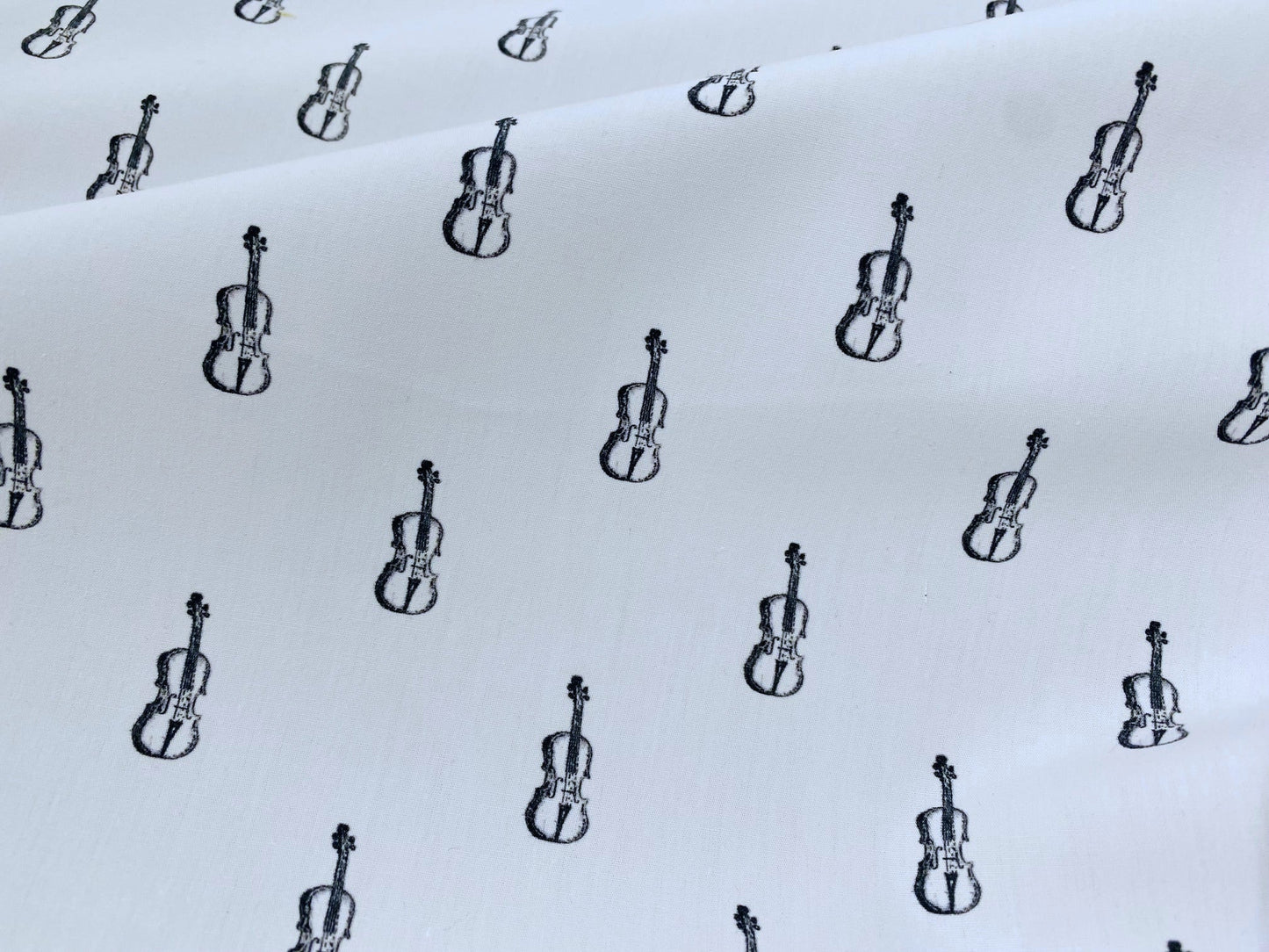 Baumwollstoff Violine Geige auf Weiß