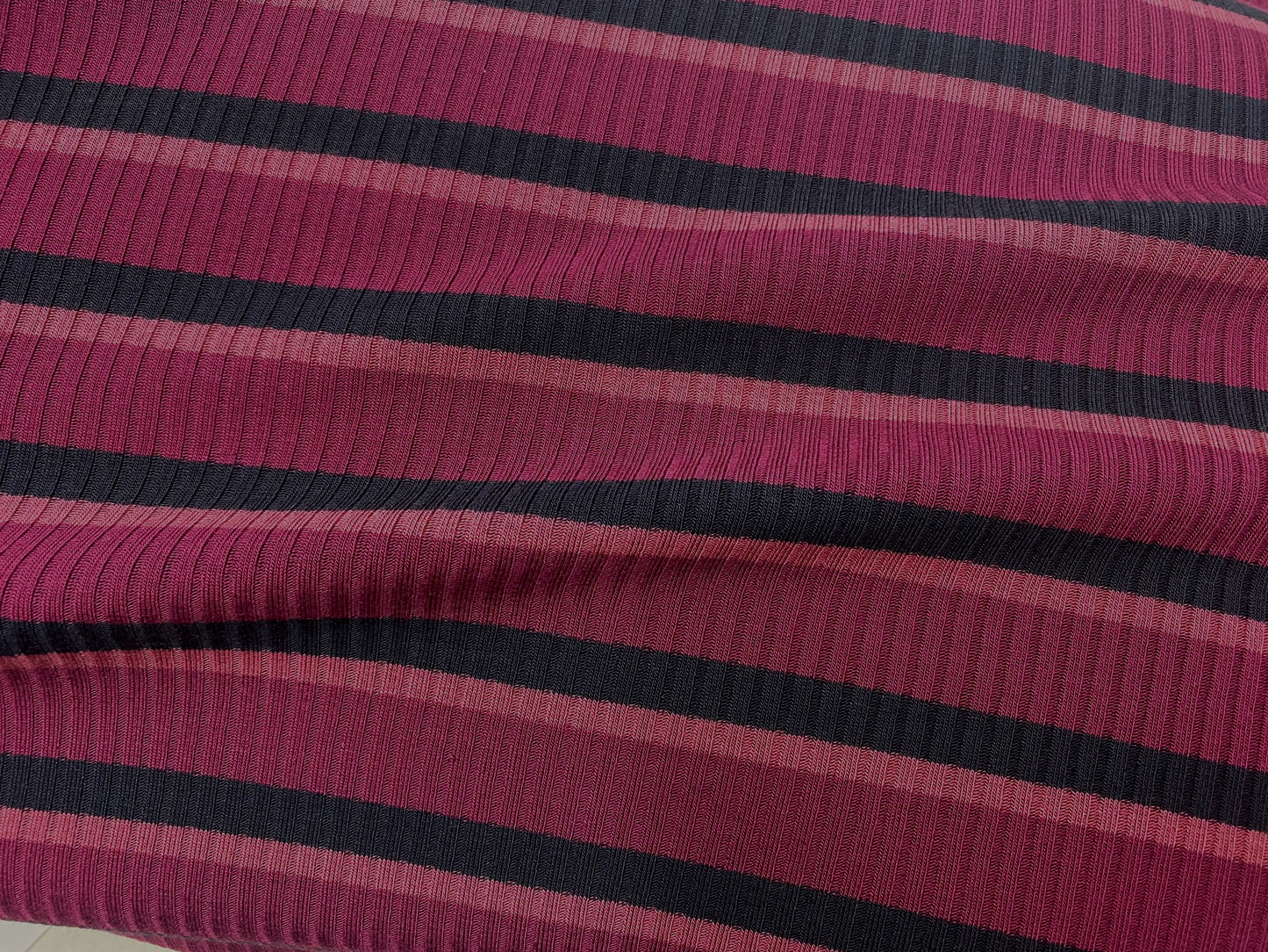 MILK-Tencel gestreifter Rippenstrick