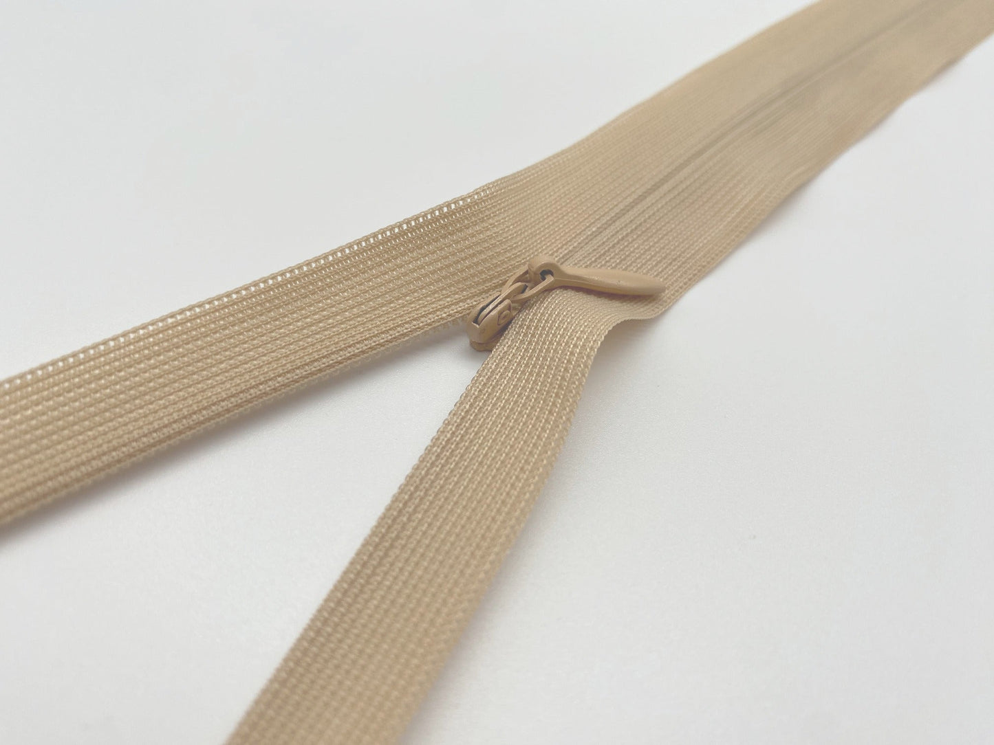 Nahtverdeckter Reißverschluss Beige 40 cm