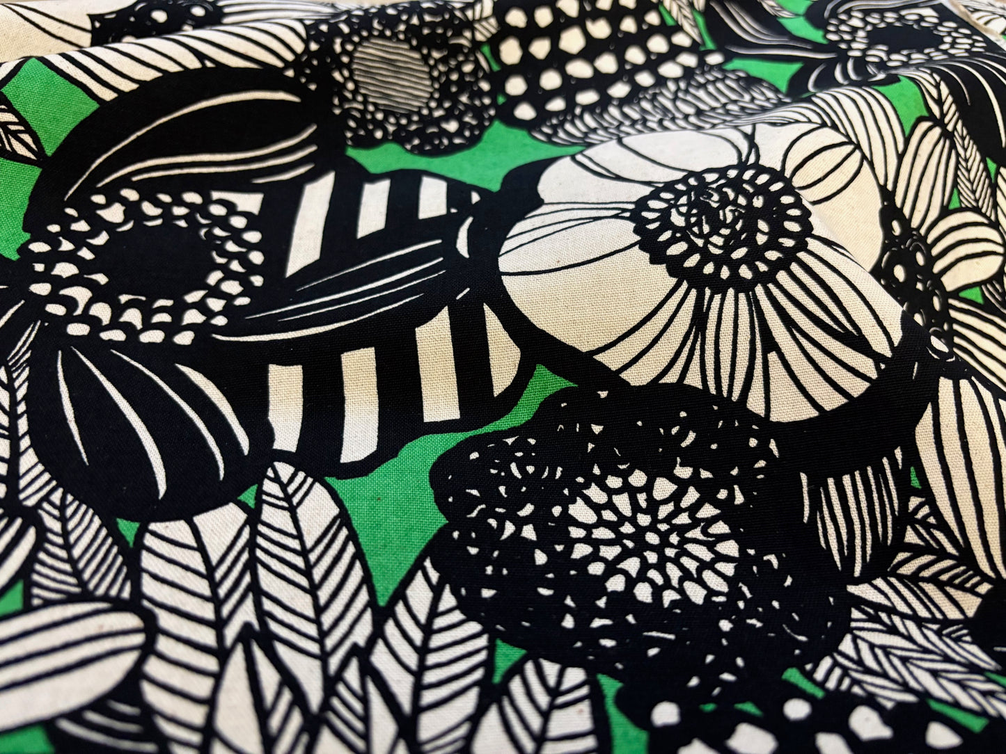 Dekostoff Mega Blumen Schwarz Grün