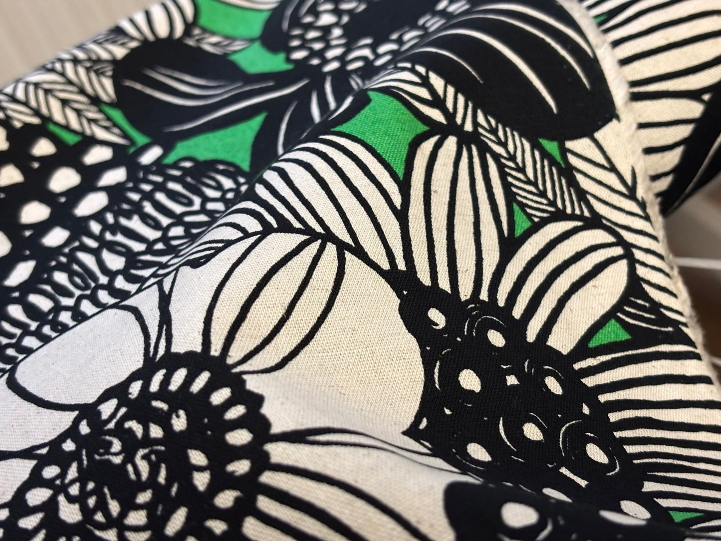 Dekostoff Mega Blumen Schwarz Grün