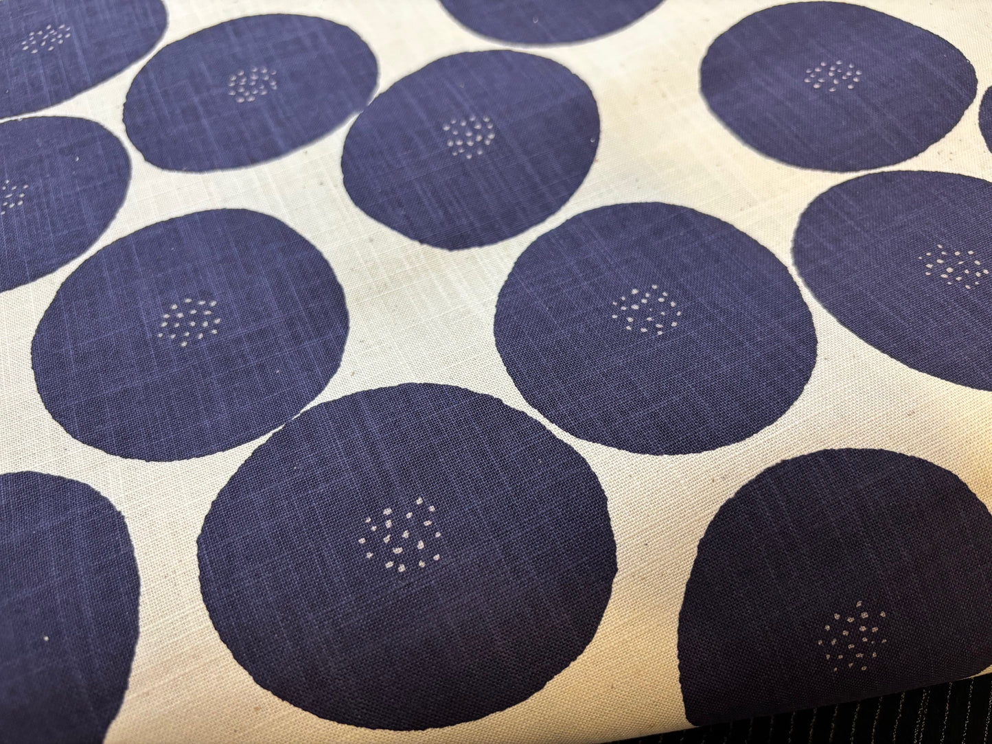 Baumwollstoff Große Tupfen Violett