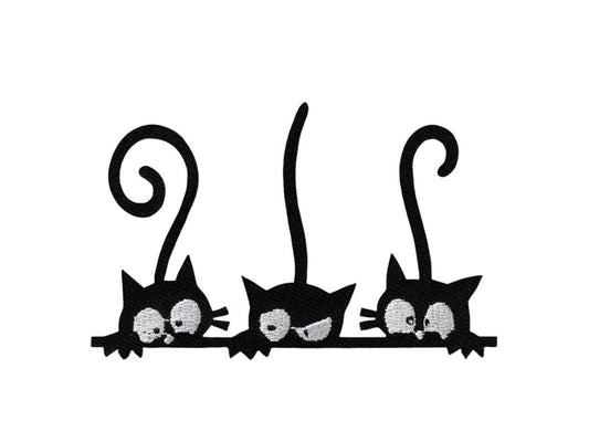 Drei schwarze Katzen