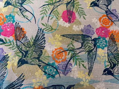 Baumwollstoff Schwalben und Blumen