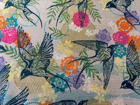 Baumwollstoff Schwalben und Blumen
