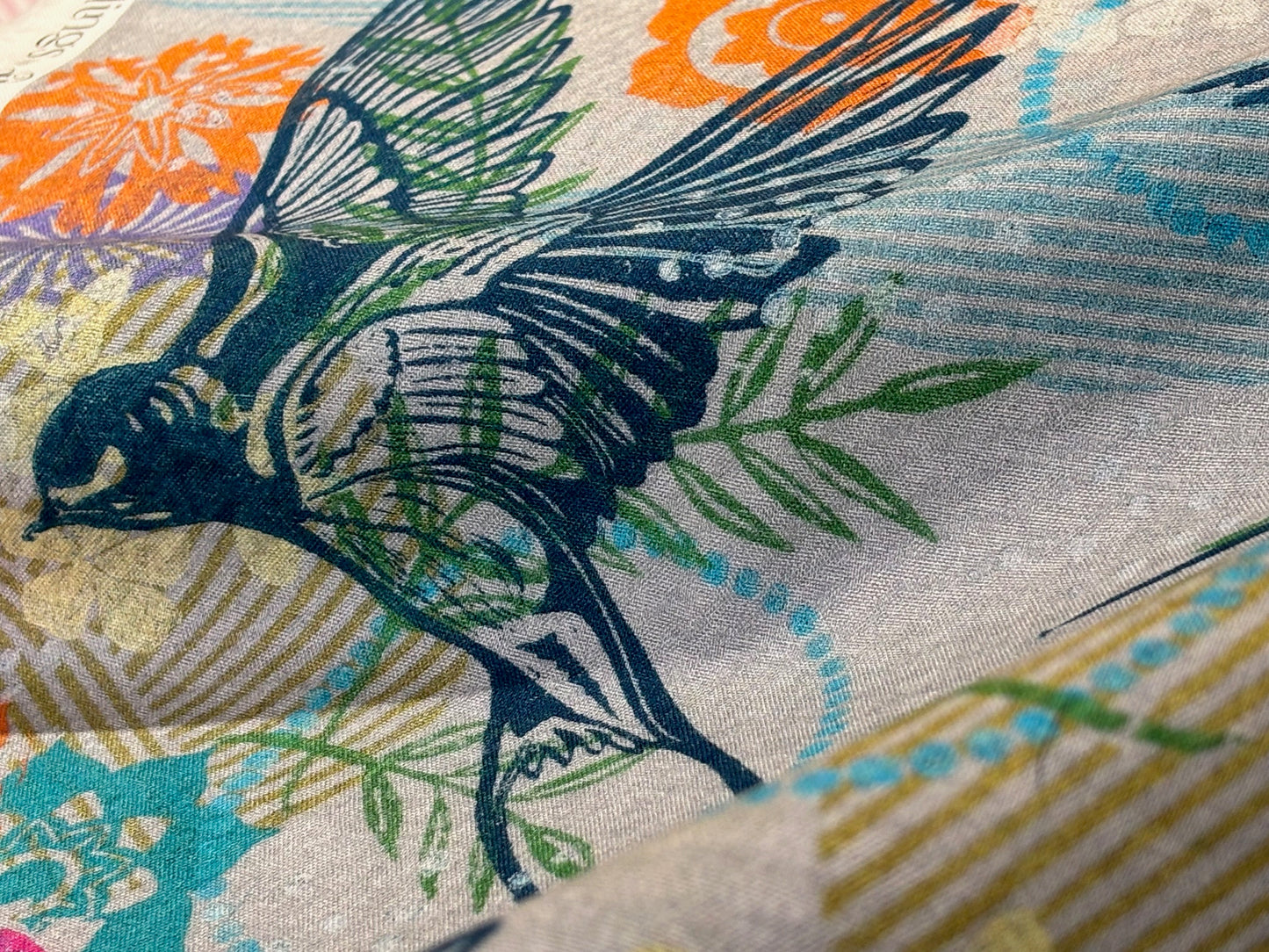 Baumwollstoff Schwalben und Blumen