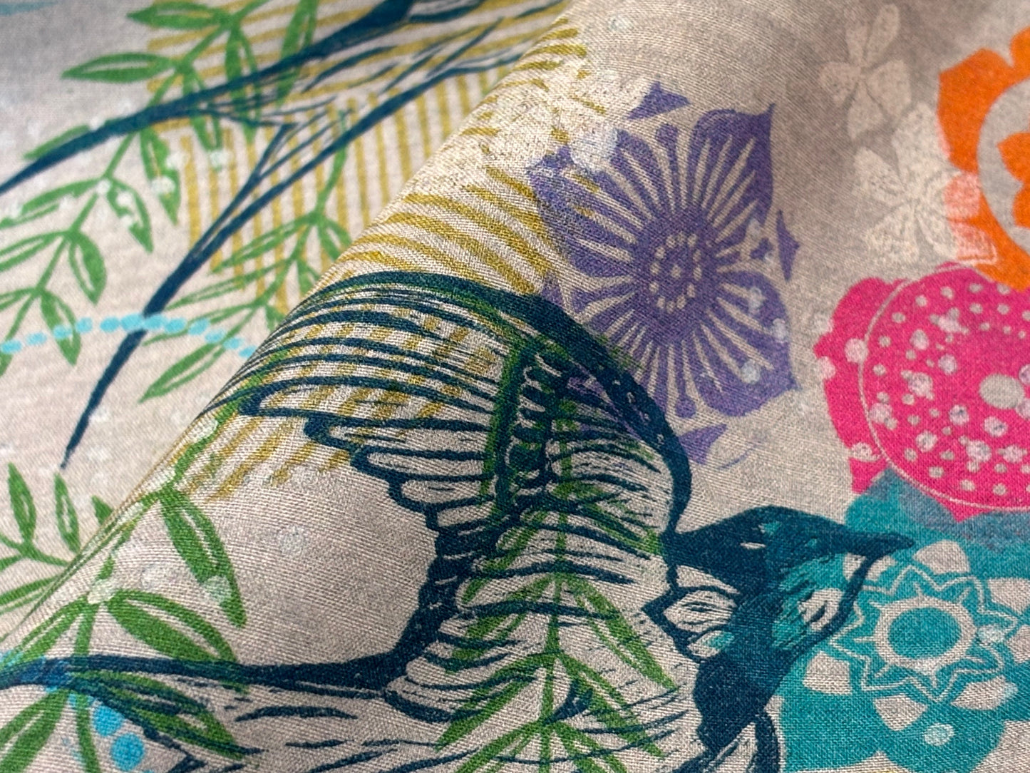 Baumwollstoff Schwalben und Blumen