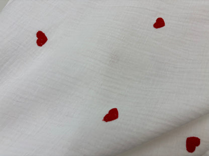 Musselin/Gauze mit gestickten Herzchen