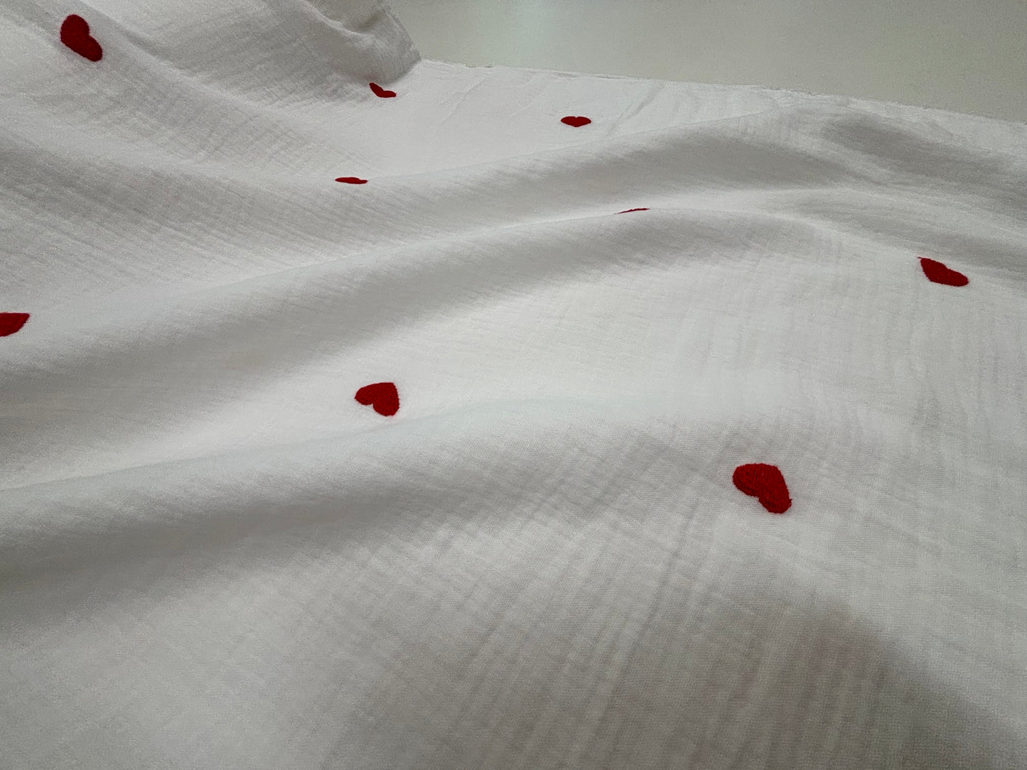 Musselin/Gauze mit gestickten Herzchen
