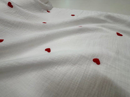 Musselin/Gauze mit gestickten Herzchen