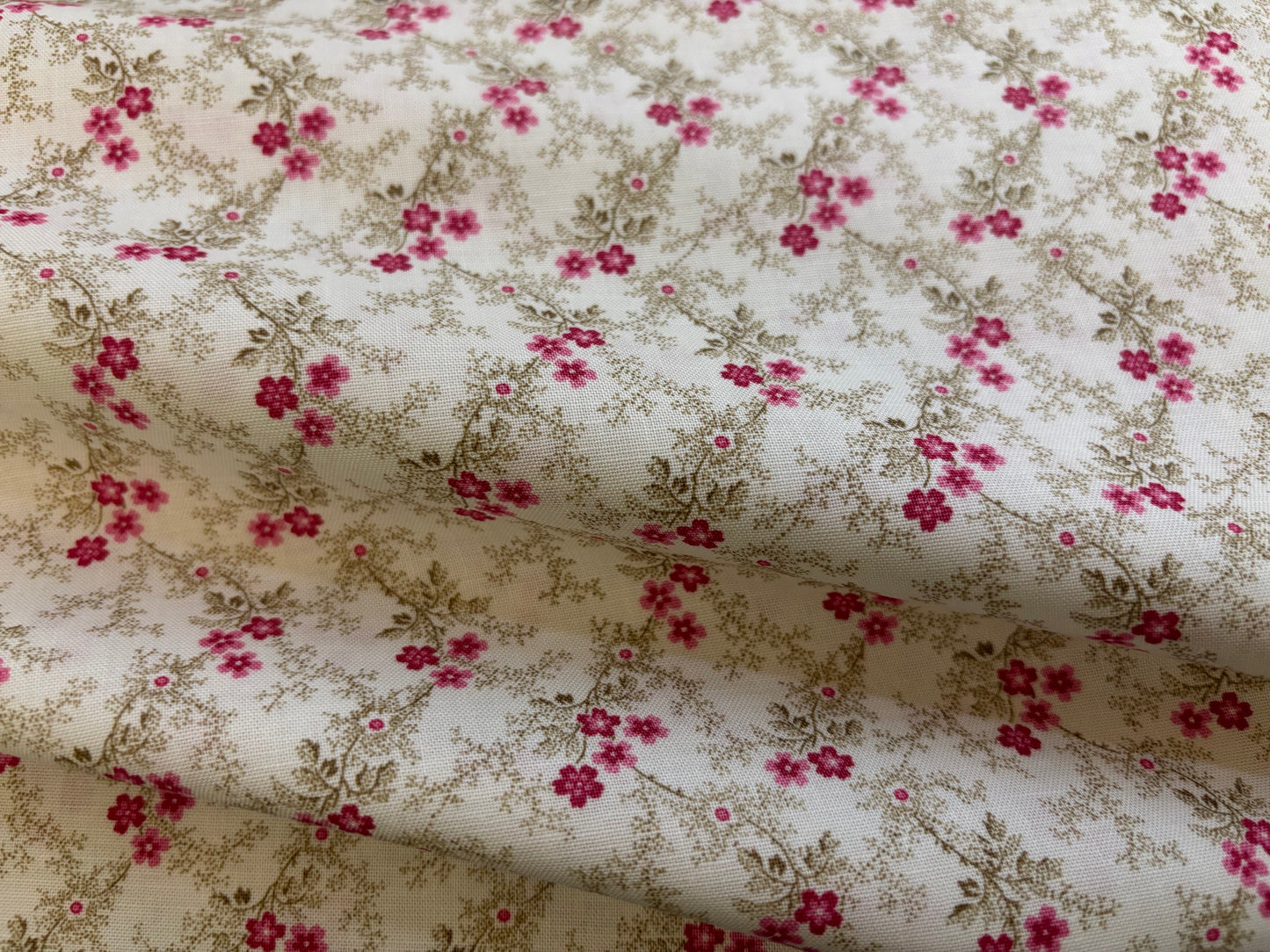 Baumwollstoff Blümchen Royal Pink Goldbeige
