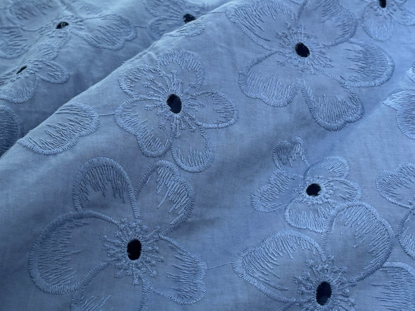 Baumwollstoff mit Blumen und Lochstickerei