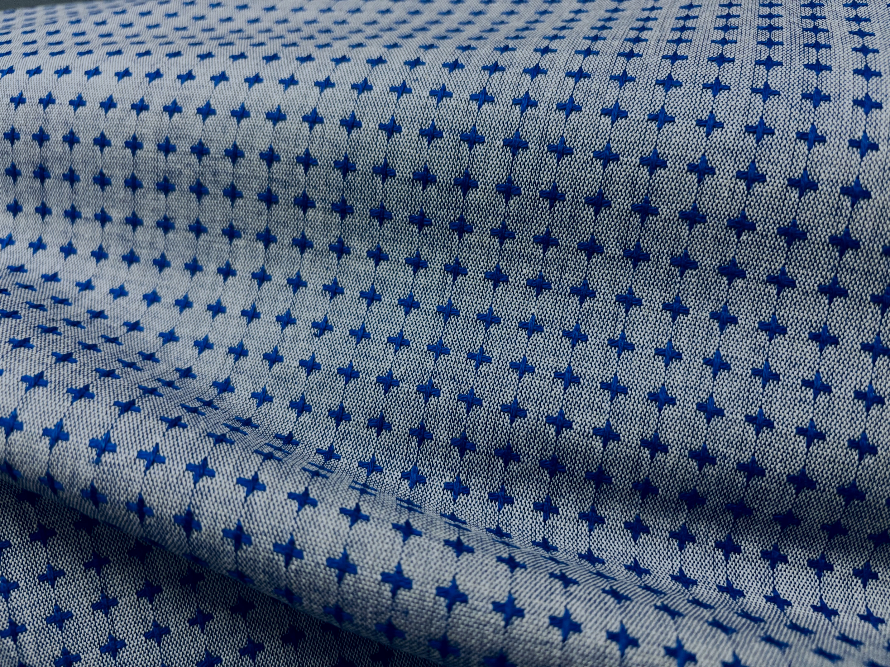 Baumwollstoff gewebt mit gestickten Kreuzchen Blau