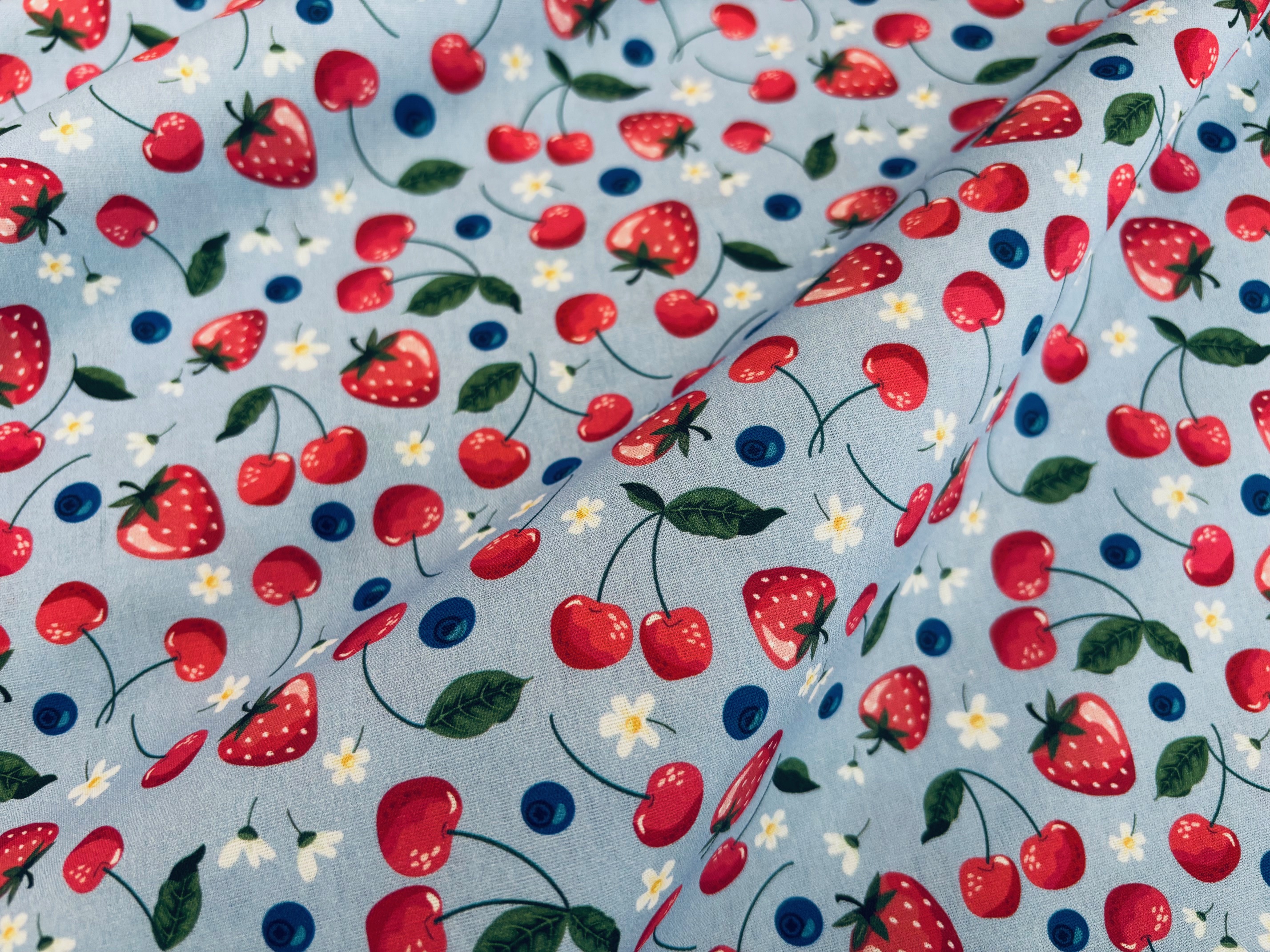 Baumwollstoff Erdbeeren und Kirschen