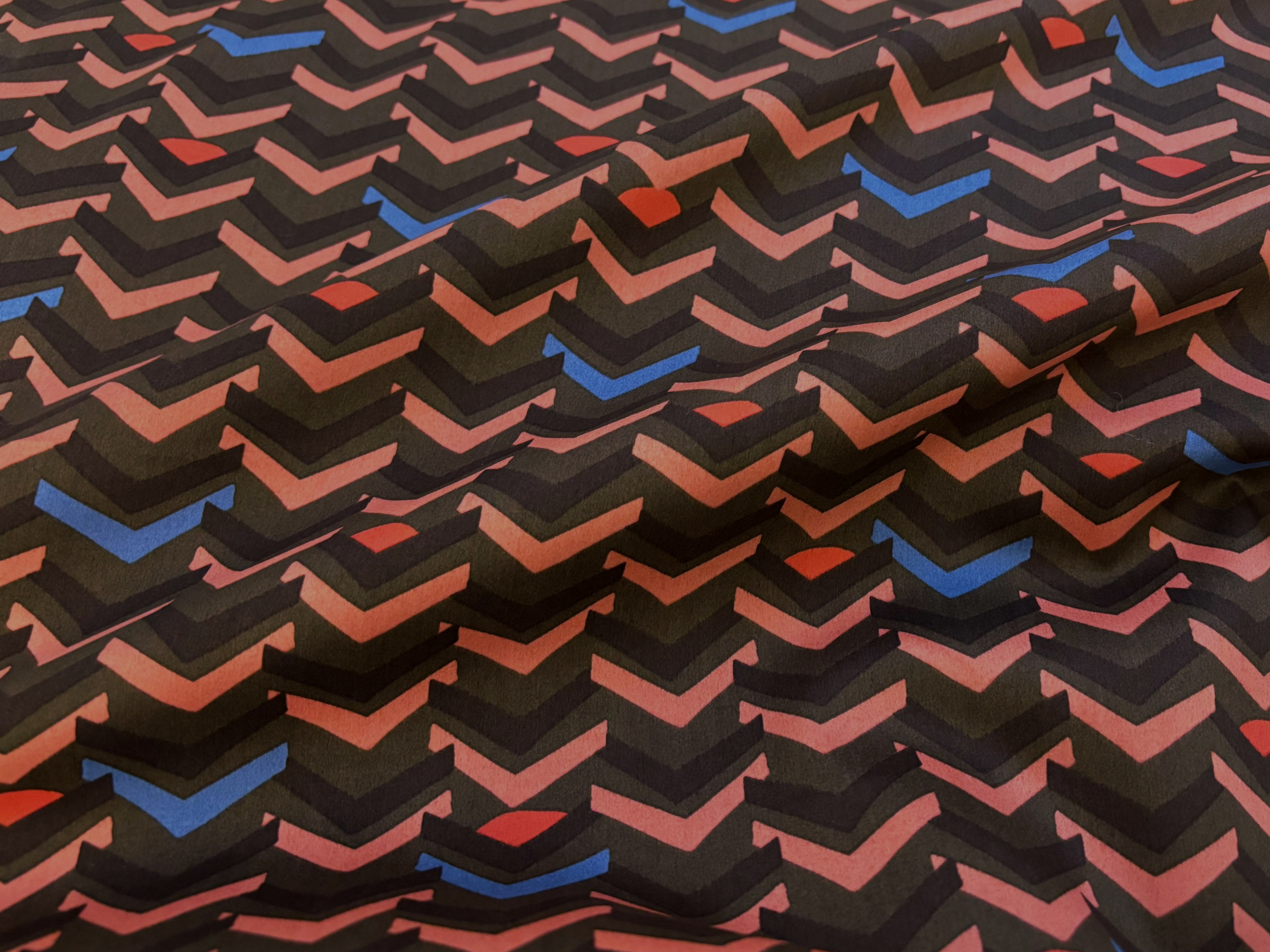 Baumwollsatin Abstract Ethnostyle Muster Schokobraun Pomme Fabrics