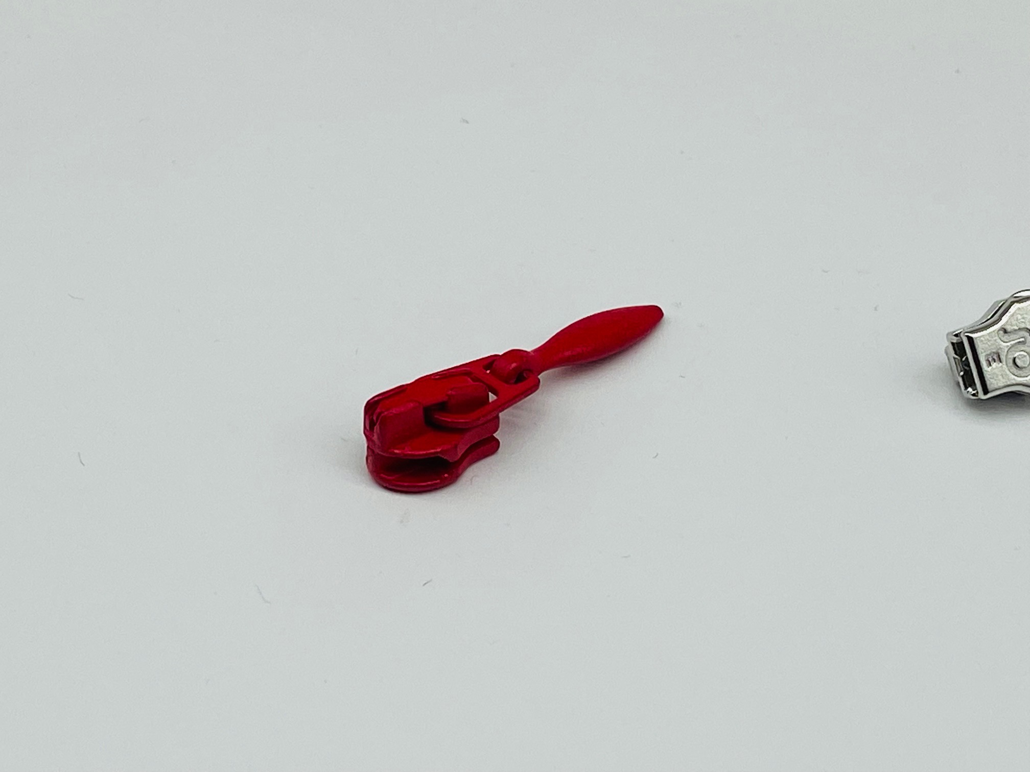 Zipper/Schieber Hellrot 147 für Endlosreißverschluss Zipper/Schieber Hellrot 147 für Endlosreißverschluss