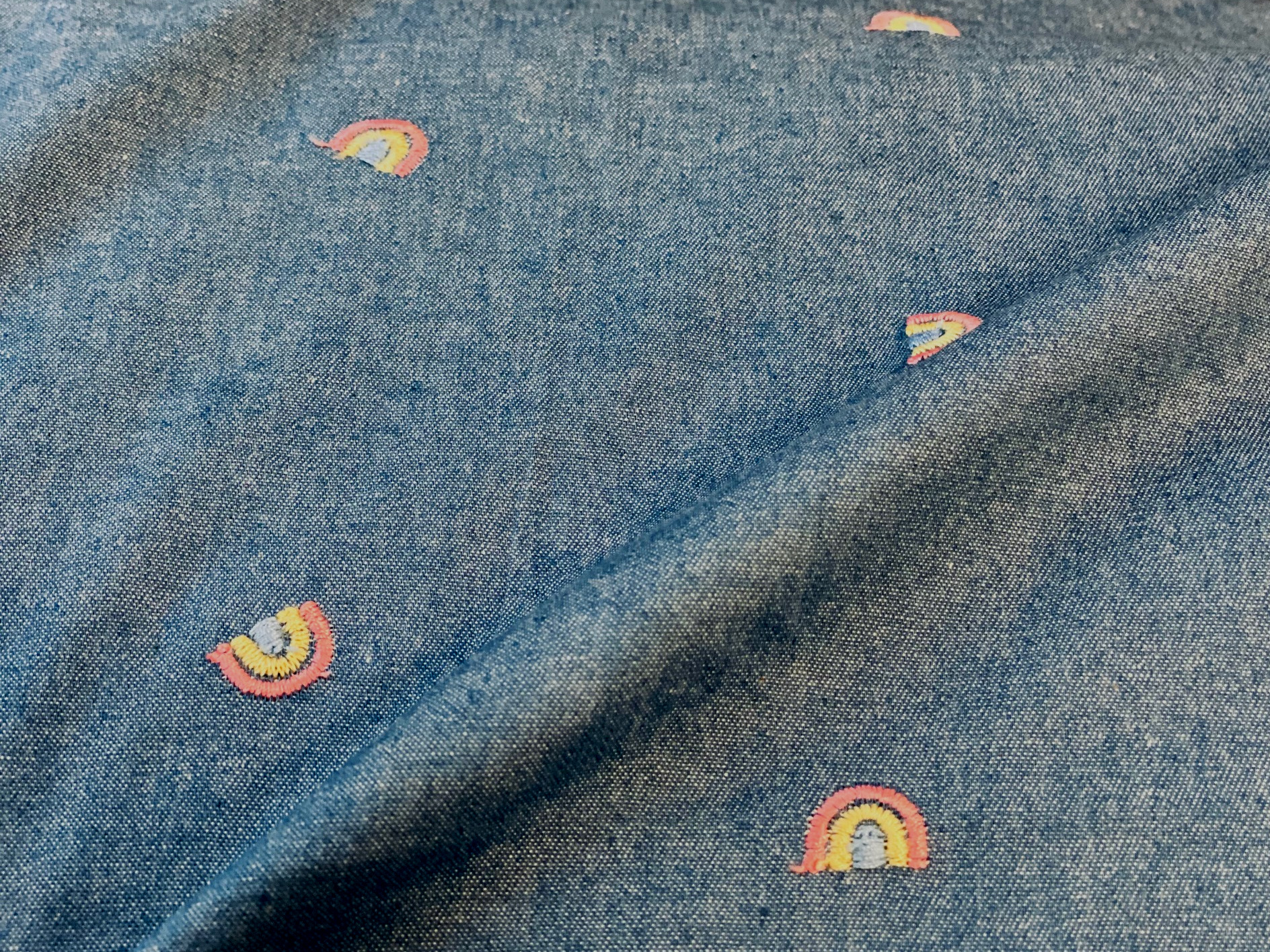Jeansstoff mit Regenbogen-Stickerei