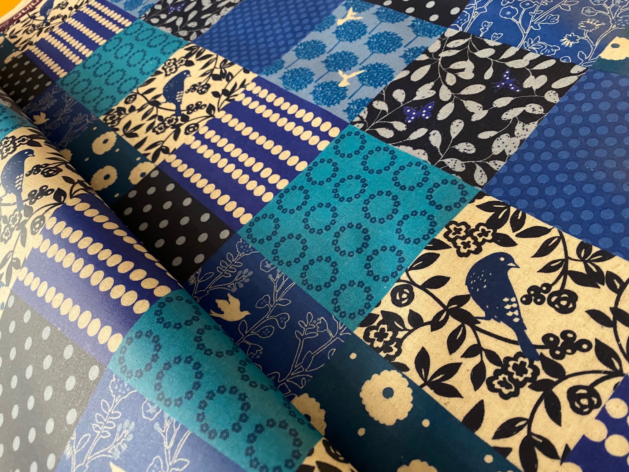 Wachstuch Musterquadrate Blau Echino Kokka