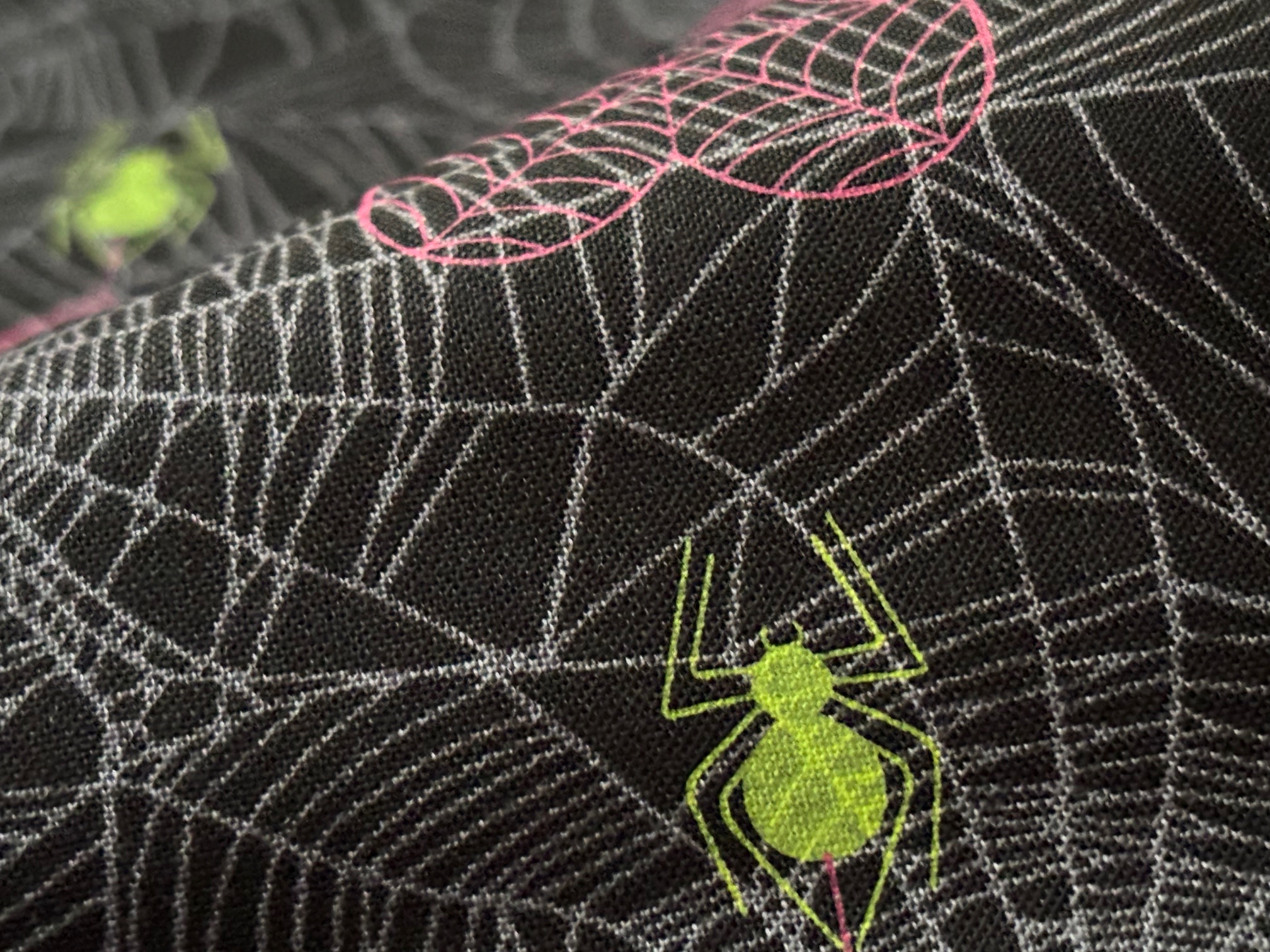 Baumwollstoff Spinne mit Herz im Netz Schwarz