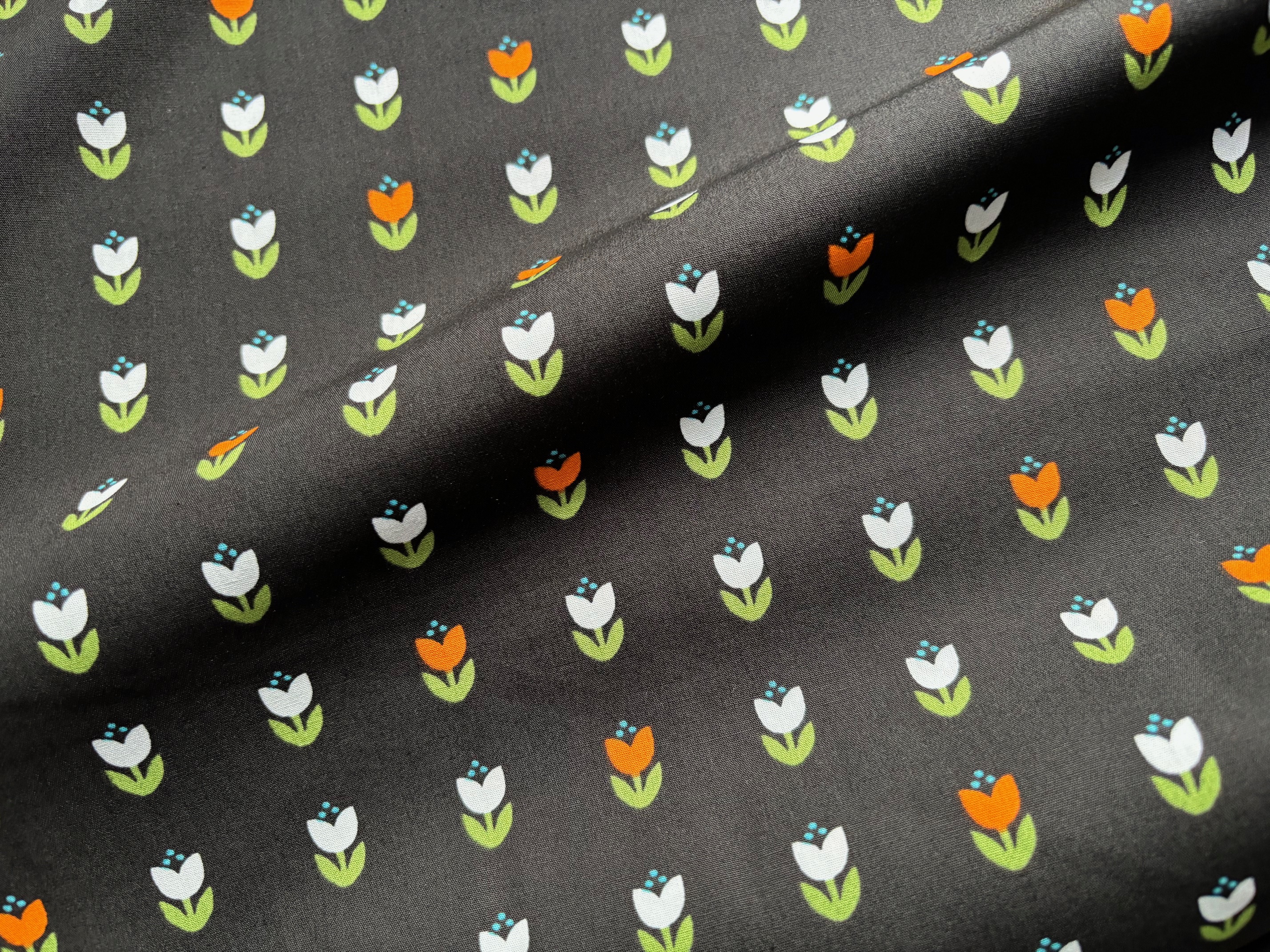 Baumwollstoff Rooted Tulips Tulpen Schwarz Art Gallery Fabrics