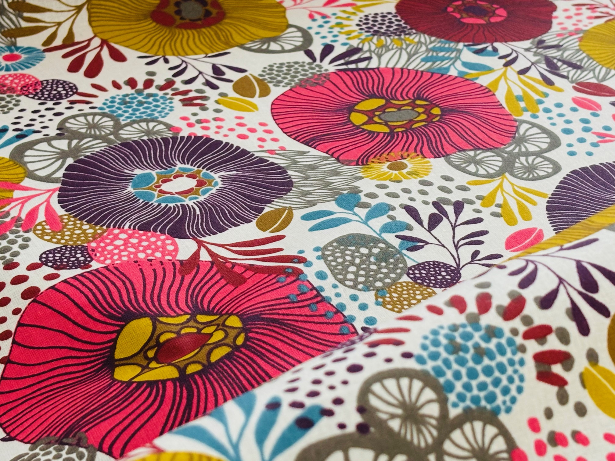 Wachstuch Chidori Gemusterte Blüten Kunterbunt