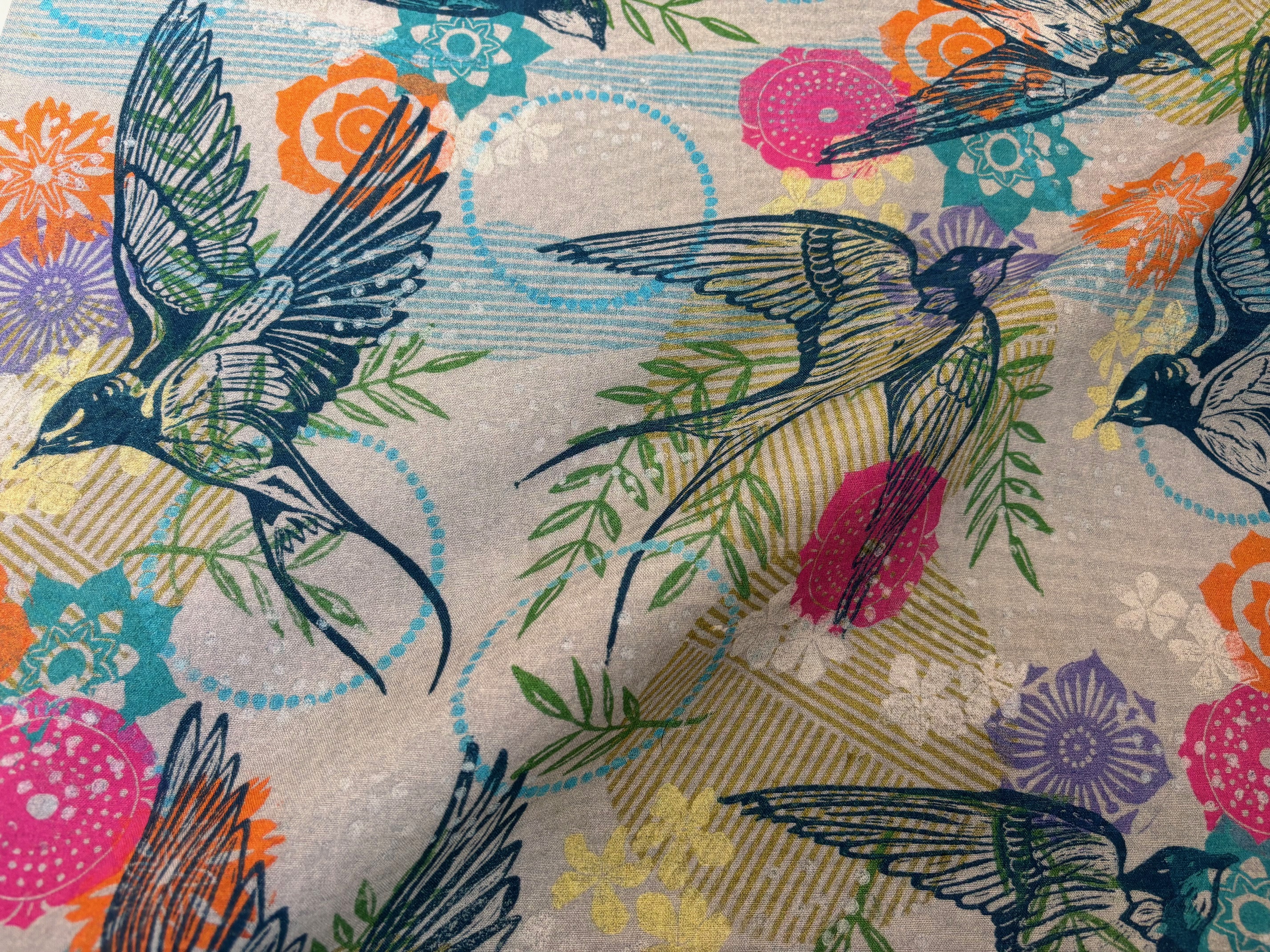 Baumwollstoff Schwalben und Blumen Findings Free Spirit