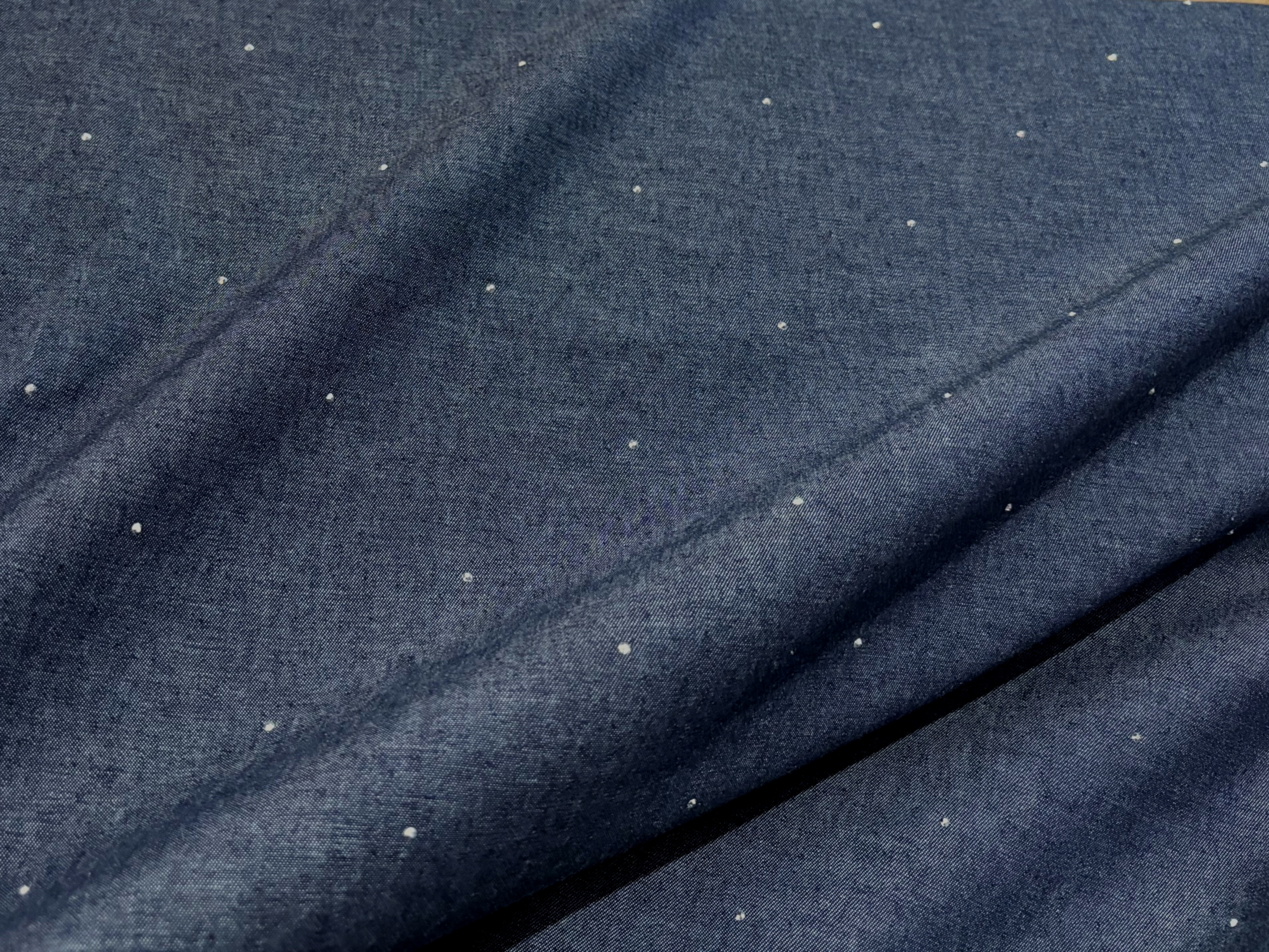Leichter Jeansstoff mit Glitzersteinchen
