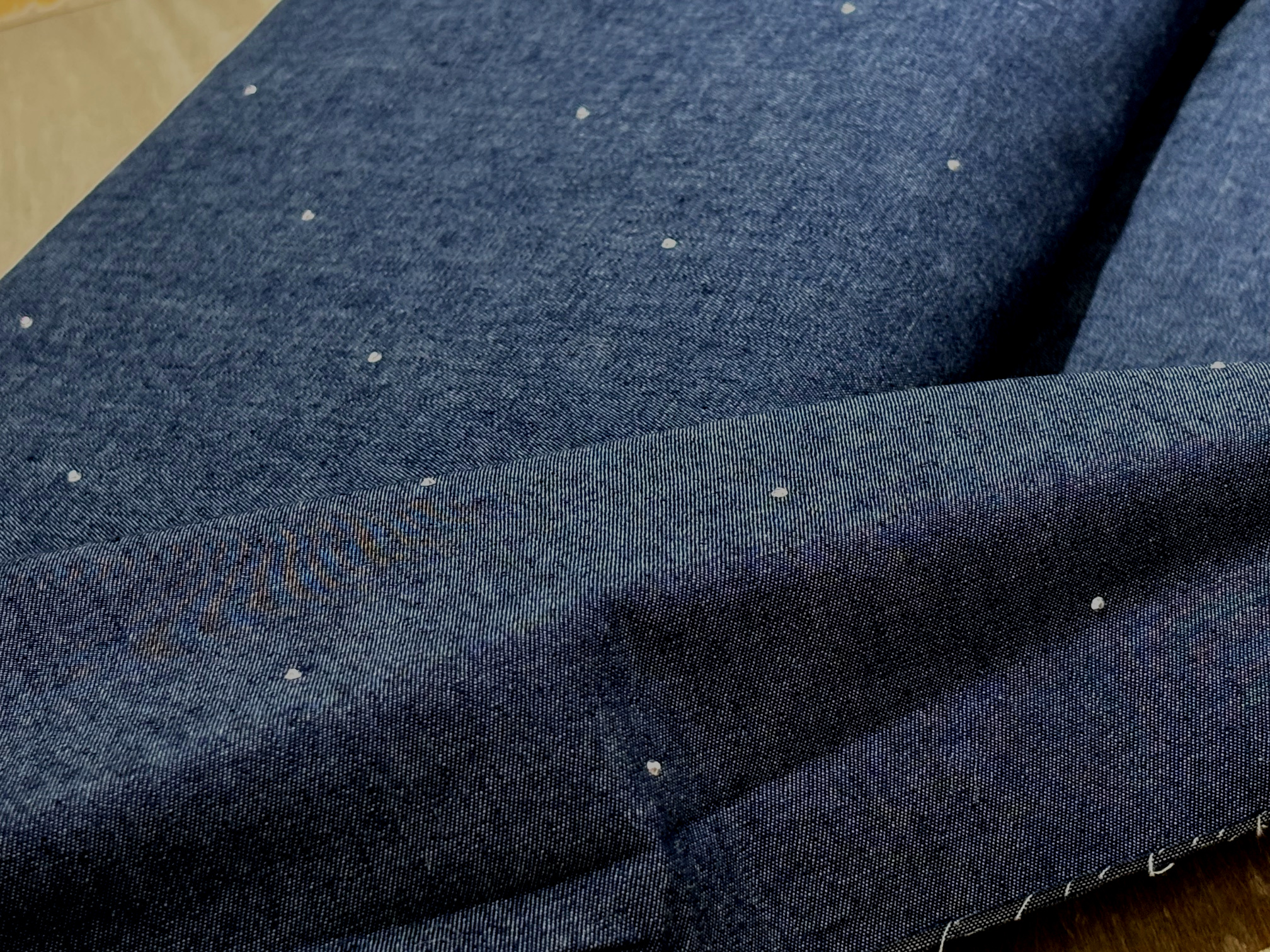 Leichter Jeansstoff mit Glitzersteinchen