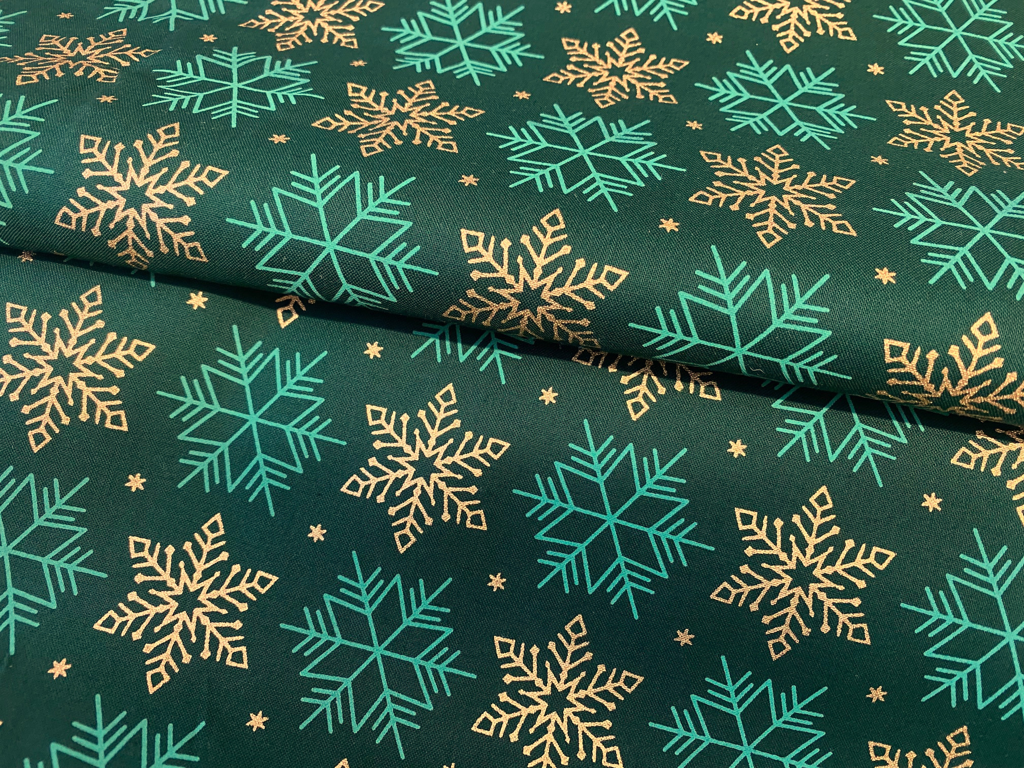 Weihnachtsstoff Eiskristalle Grün Gold metallic